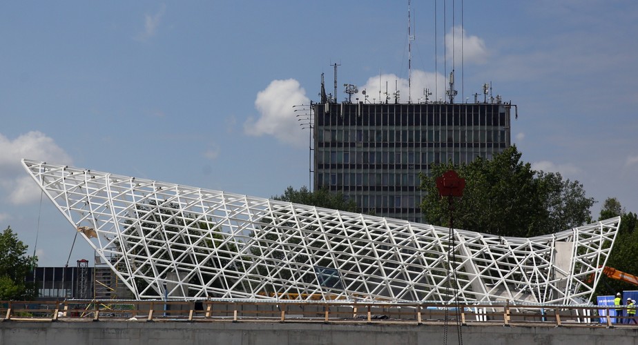 W planach inwestycji jest także przebudowa skrzyżowania Al. Jerozolimskich oraz ul. ppłk. Mieczysława Sokołowskiego „Grzymały” oraz przedłużenie istniejącej ścieżki rowerowej, która połączy nowy budynek dworca kolejowego z centrum Warszawy.<br><br>  (mgo) PAP/Tomasz Gzell