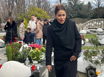 Mina Kostić UPLAKANA NA POMENU Džeja Ramadanovskog, popila piće za dušu najvernijeg kolege (VIDEO)