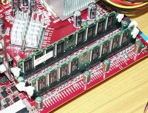 Dwustronne moduły 256 MB w slotach DIMM 1 i DIMM 3