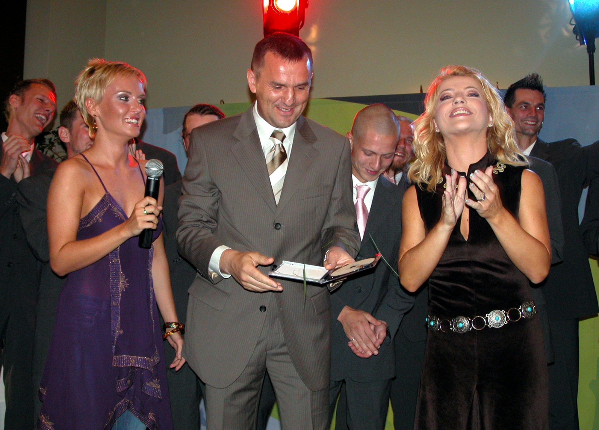 Archívna fotka z roku 2005, zľava moderátorka Kveta Horváthová, tréner družstva FC 3skáč Dušan Tittel a športová moderátorka Martina Šimkovičová počas krstu tímovej hymny.