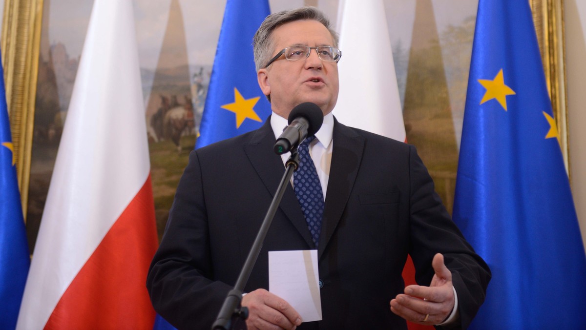 Bronisław Komorowski tworzy "drużynę pierścienia". 250 tys. podpisów trafiło już do PKW, ale jego sztab zaczął zbierać podpisy na deklaracjach przystąpienia do społecznego komitetu poparcia dla Komorowskiego. Z kolei PiS aż do ostatniej chwili chce zbierać podpisy dla Andrzeja Dudy, by zaskoczyć ich dużą liczbą, gdy trafią do PKW.