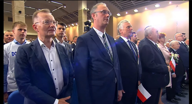 Prof. Bogusław Machaliśnki, rektor PUM (od lewej) w pierwszym rzędzie na konwencji PiS