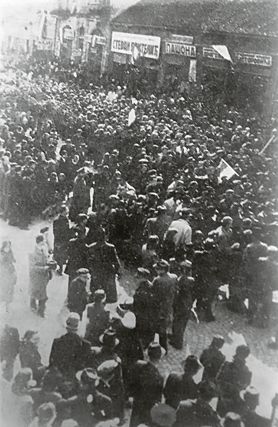 Arhivska slika: Narod na ulicama Kragujevca