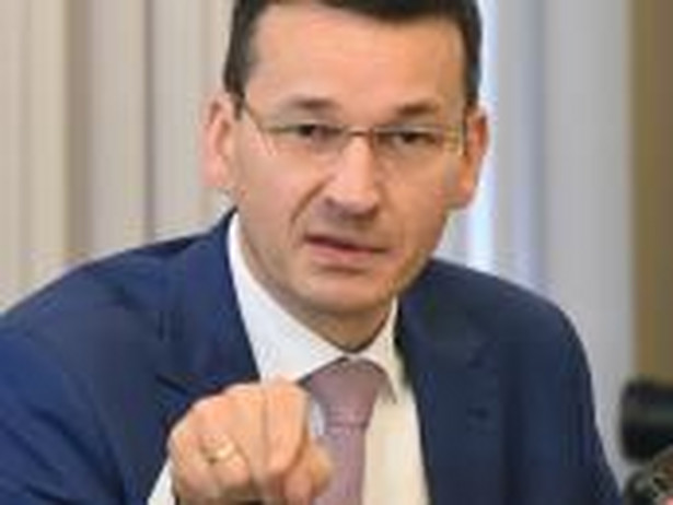 Morawiecki dodał, że znacznie trudniej będzie odwrócić inne błędy poprzednich dwudziestu kilku lat, w wyniku których Polska np. wyprzedała wiele swoich przedsiębiorstw i dziś, jak zacytował jednego z analityków Bloomberga, jest "krajem posiadanym przez kogoś innego"