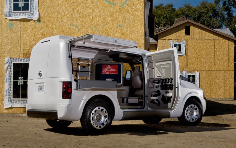 W środku auta przed najprawdziwszym komputerem stoi fotel obracany o 180 stopni. Mała narada - nie ma problemu rozkładany stół konferencyjny pomoże ustalić plan pracy. Z bocznej ściany opuszczamy blat stolika, rozkładamy rysunki i gotowe! Mamy biuro na kółkach