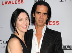 Żona Nicka Cave'a nago na okładce jego płyty