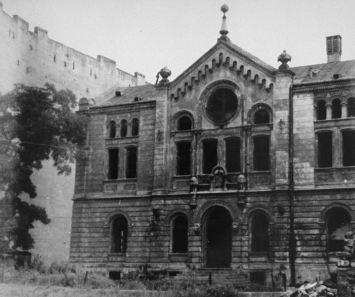 Synagoga Nożyków w Warszawie w 1944 r. Jedyna czynna przedwojenna synagoga w Stolicy, która przetrwała II wojnę światową...