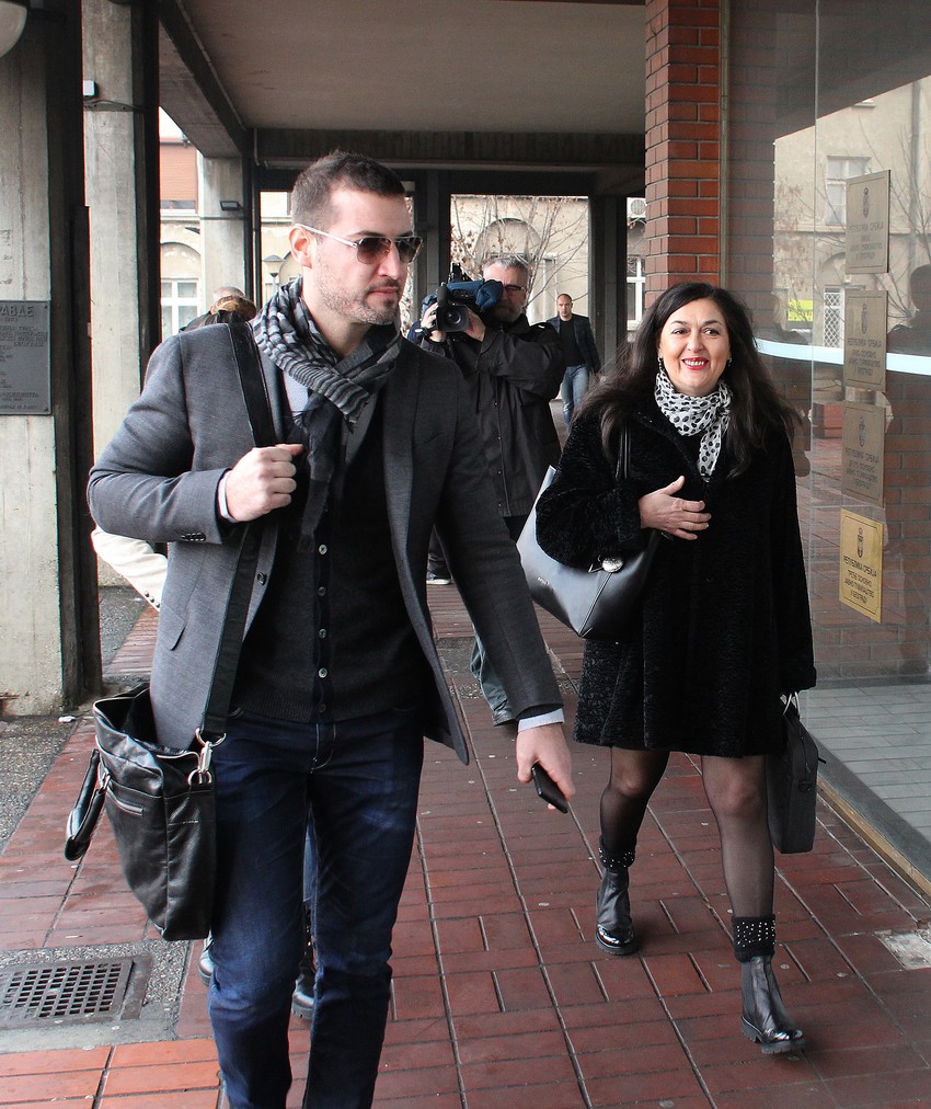 Nikola Pavlović se tereti da je bivšu suprugu šamarao, davio i udarao pesnicom, zbog čega je ona zadobila lakše telesne povrede 