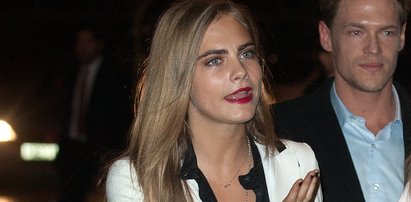 Cara Delevingne w białym kostiumie