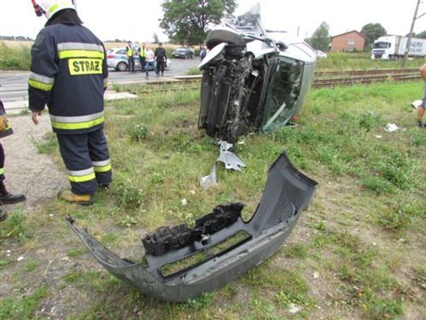 Matka z niemowlęciem wjechała pod pociąg. Jak do tego doszło?