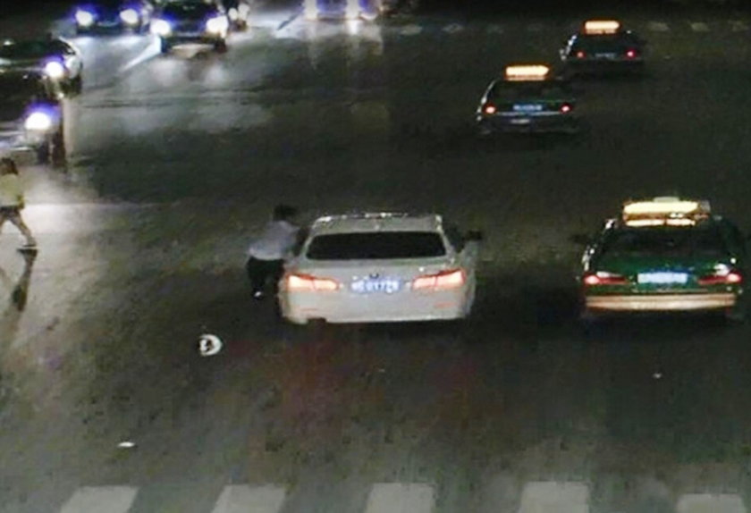 BMW ciągnęło policjanta 2 km