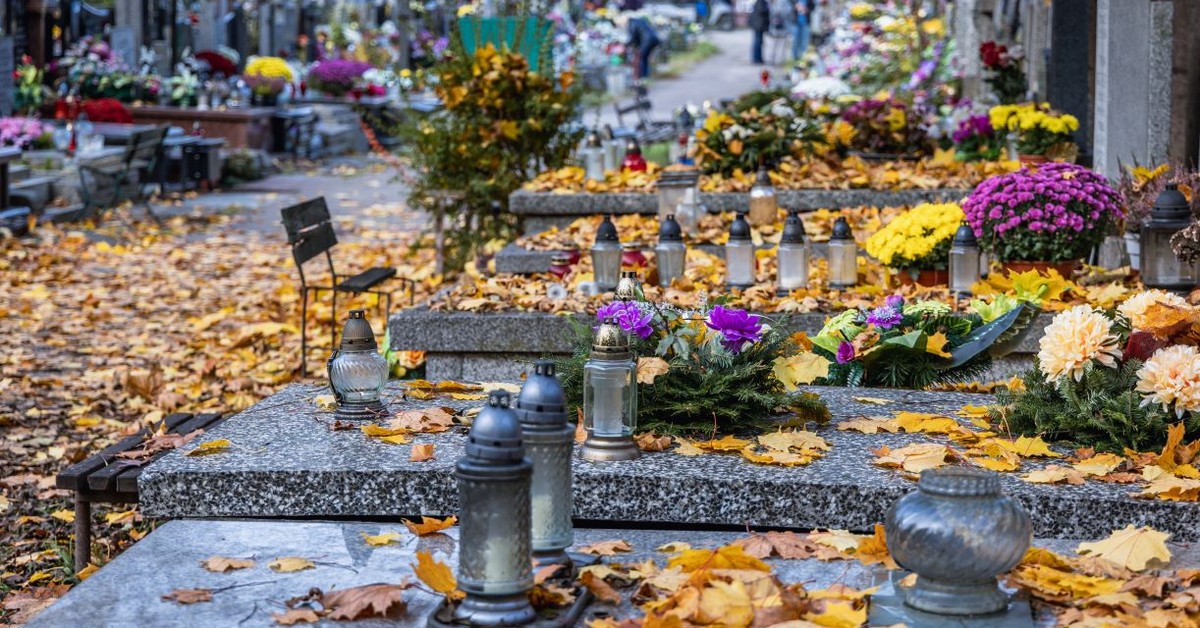 Prawo do miejsca na cmentarzu. Czy wiesz, że prawo do grobu wygasa a sam grób może zostać zlikwidowany? Tajemnice cmentarnych umów