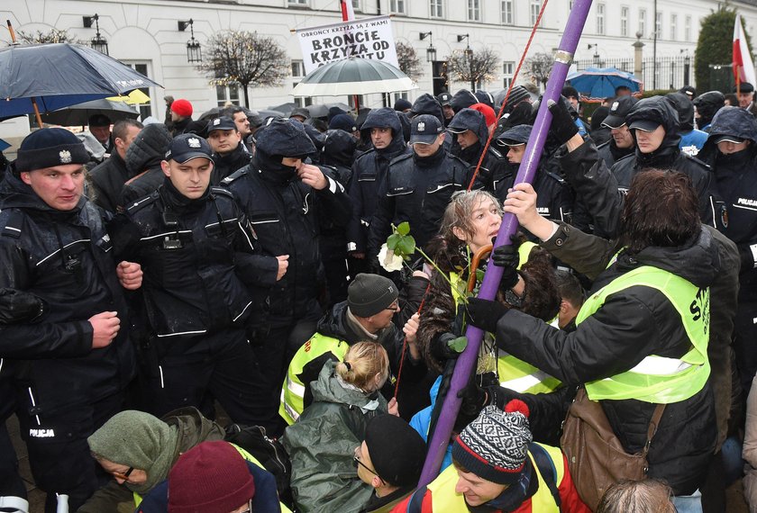 Zamieszanie w rocznicę Smoleńska. Protestują przeciwko ekshumacjom