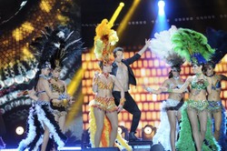 Wokalista pokazał podczas koncertu swój tors. Seksowny?