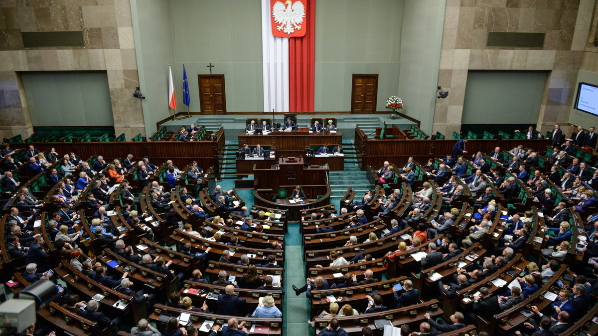 Nagrywanie prac członków komisji wyborczych, klasyfikowanie głosów nieważnych oraz wprowadzenie przezroczystych urn zakłada nowelizacja Kodeksu wyborczego, którą w piątek uchwalił Sejm. Za nowelizacją zagłosowało 286 - posłów; jeden poseł był przeciwny; 148 - wstrzymało się od głosu.