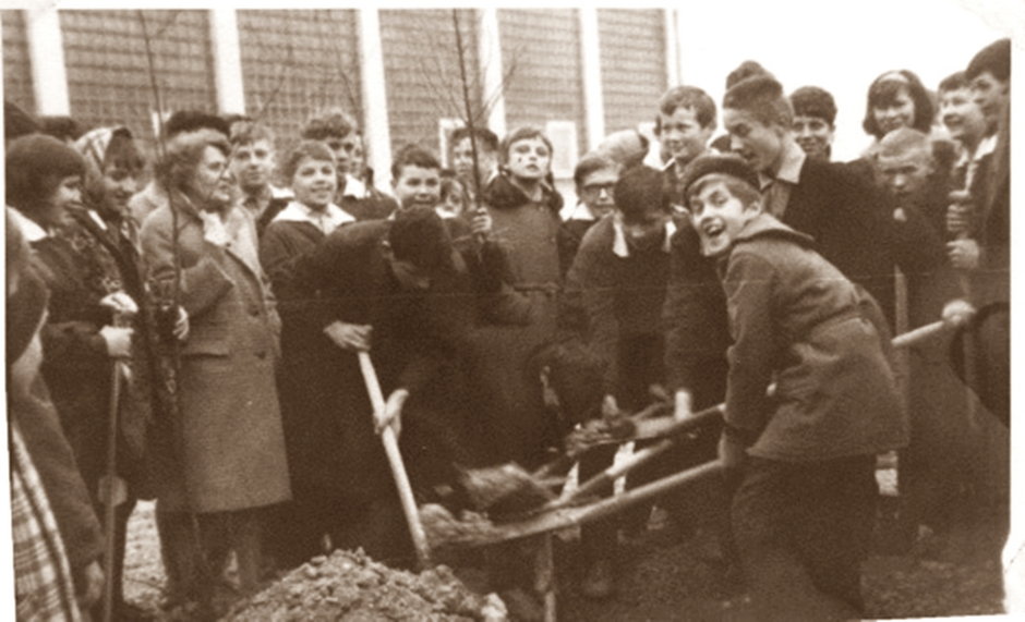 Uczniowie w czynie społecznym sadzą dęby pod czujnym okiem Zofii Żeglińskiej (trzecia z lewej). Fot. archiwa szkoły