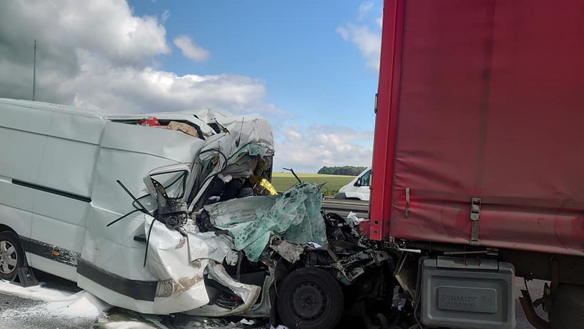 Tragiczny wypadek na A4. Bus wbił się pod ciężarówkę