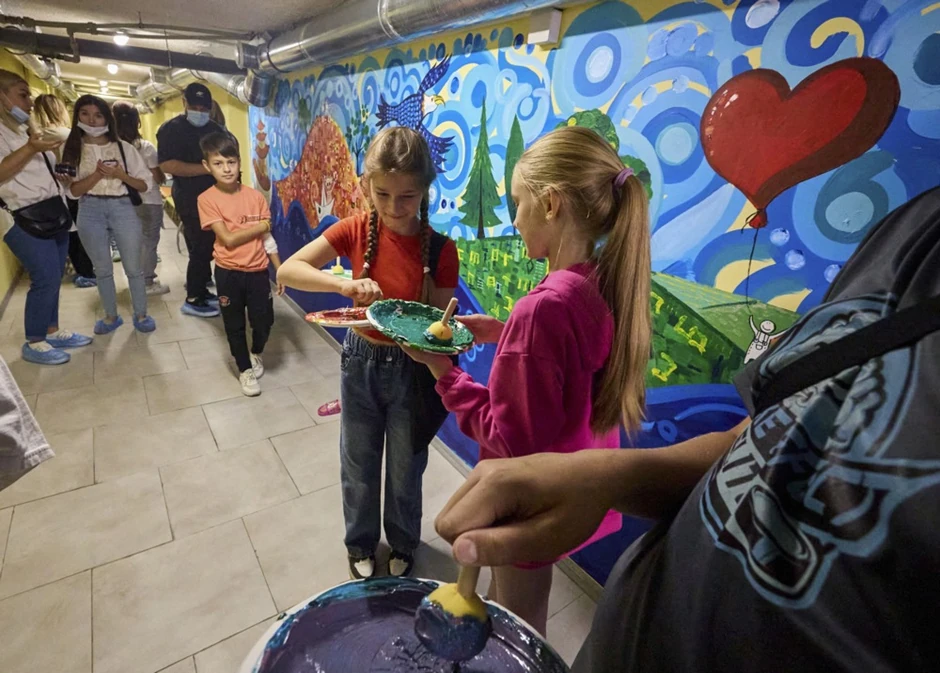 Ukrajinska deca oslikavaju zid skloništa u dečjoj bolnici u Harkovu 10. septembra 2024.