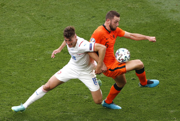 Czech Patrik Schick (L) w starciu z Holendrem Stefanem de Vrijem (R) podczas meczu w Budapeszcie