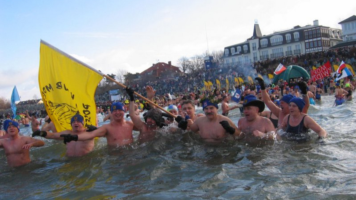 Kluby Morsów z Mielna i Koszalina oficjalnie rozpoczęły dziś sezon. Po godz. 11.00 na plaży w pobliżu hotelu Meduza odbyła się rozgrzewka amatorów kąpieli w zimnej wodzie, a w samo południe - grupa wbiegła do Bałtyku.