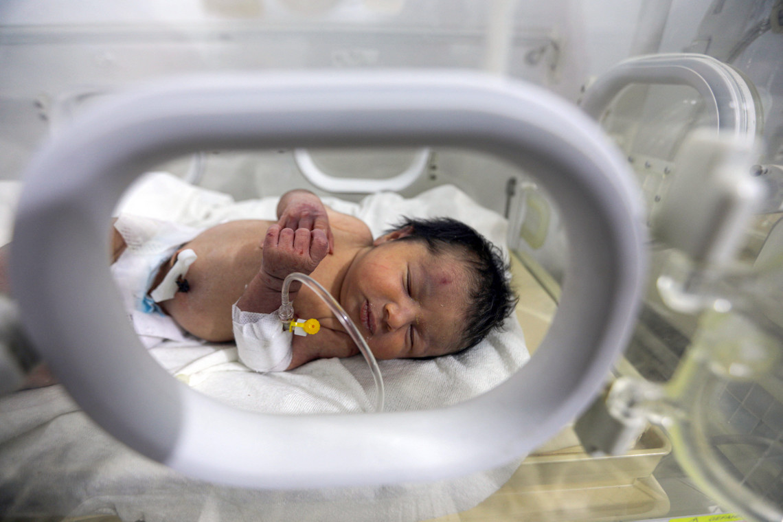 Dziewczynka urodzona pod gruzami domu w rejonie trzęsienia ziemi w Syrii i uratowana przez Białe Hełmy. 8 lutego 2023 r.