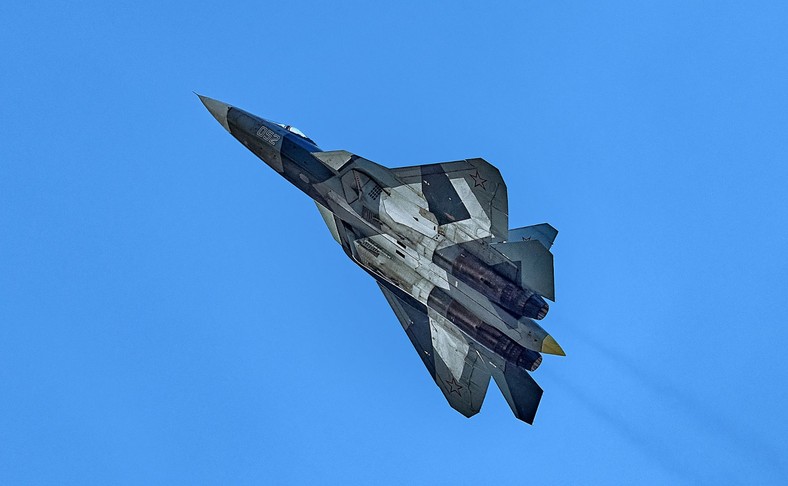 Samoloty Su-57 są powszechnie uznawane za jedne z najlepszych pod względem zdolności manewrowych w powietrzu. Odstawać mają jednak od F-35 pod kątem zaawansowanych systemów awionicznych.
