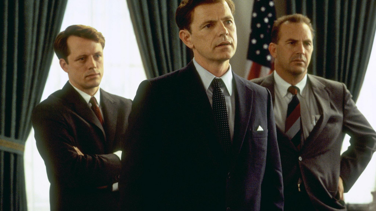 Reżyseria: Roger Donaldson. Obsada: Kevin Costner, Bruce Greenwood, Steven Culp, Dylan Baker, Michael Fairman, USA 2000.