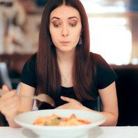 Rendszeresen puffadok, hasmenésem van, ez lehet a húsfogyasztástól? Az orvos válaszol