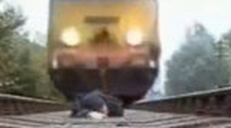 A sínek között fekve videózta a vonatot