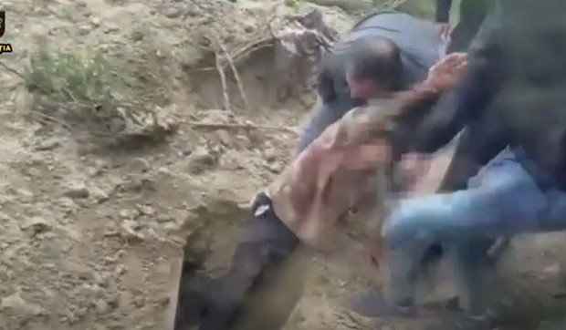 Vađenje muškarca iz rupe