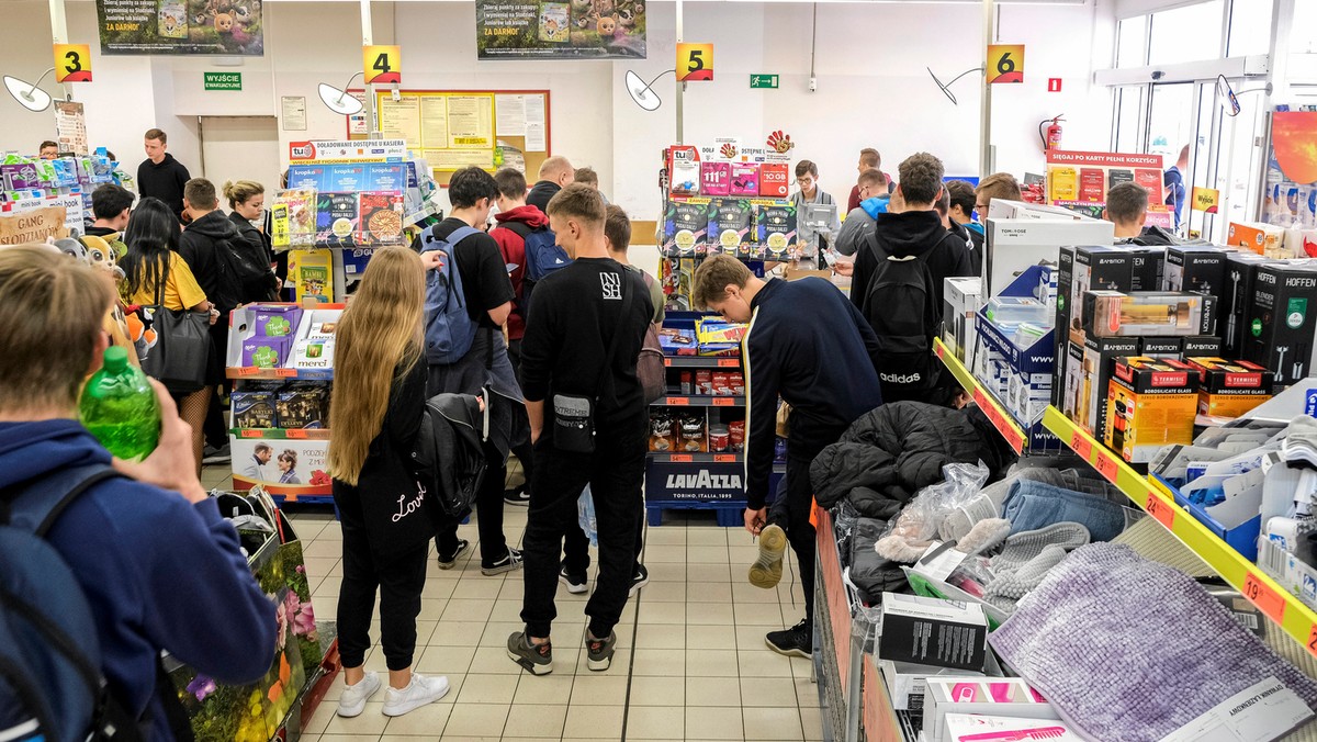 Skąd te kolejki w supermarketach? Znamy przyczyny 