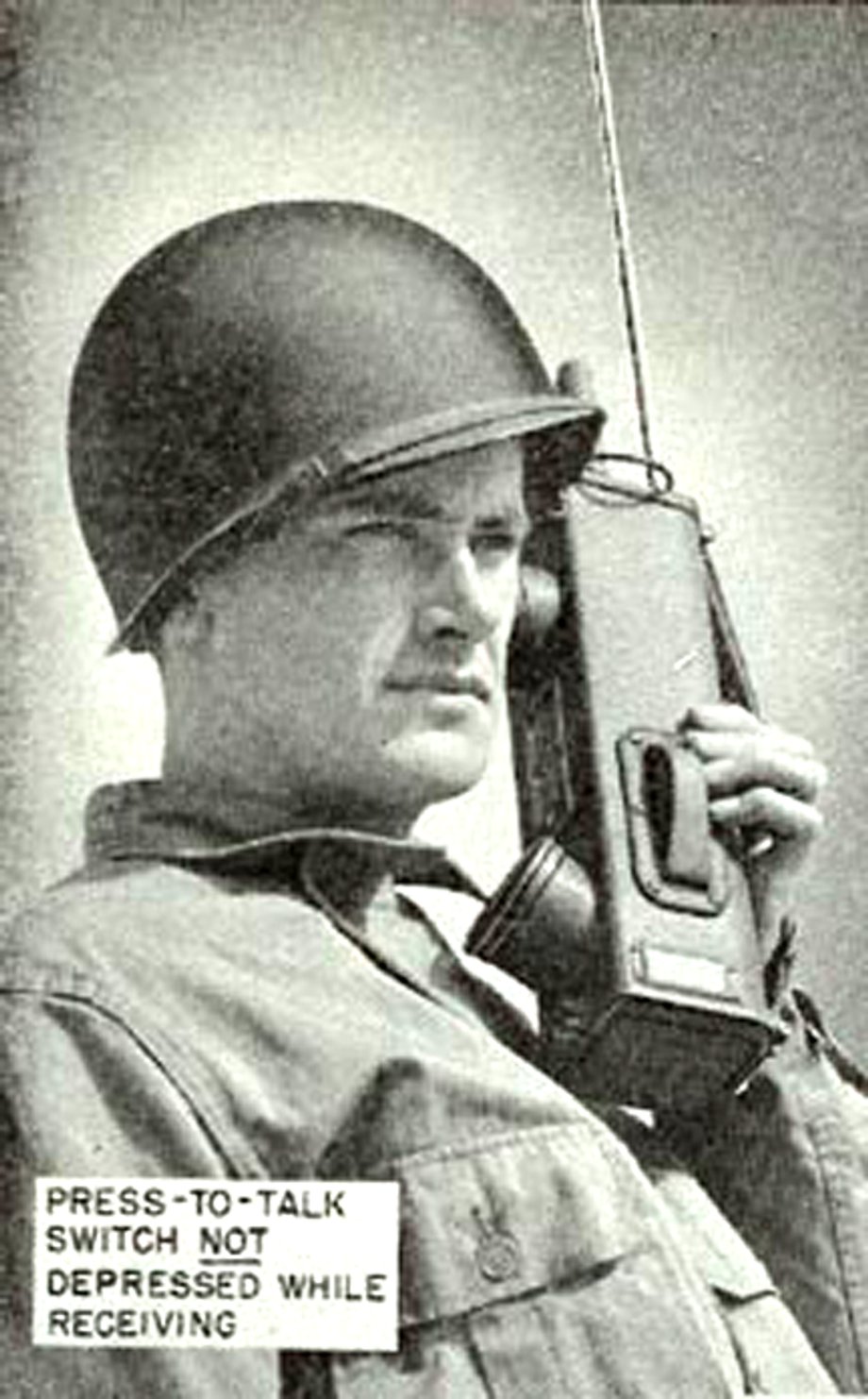 Model SCR536 nazywano "walkie talkie" chociaż początkowo myślano o "handie talkie".