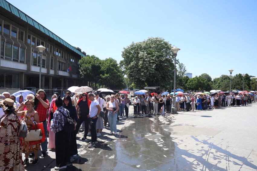 Veliki broj vernika danima i noćima je čekao u redu da vidi svetinju