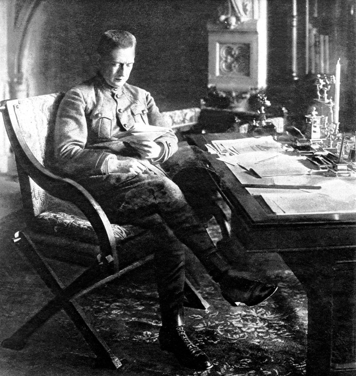 Aleksander Kiereński w gabinecie obalonego Mikołaja II Romanowa w 1917 r.