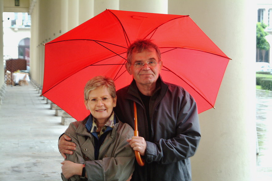 Jerzy Janeczek z żoną Emilią przy gmachu Teatru Wielkiego przy placu Teatralnym w Warszawie w 2006 r.