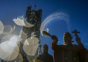 Pravoslavni sveštenik na lansirnom mestu u Bajkonuru, Kazahstan, blagosilja letelicu Sojuz uoči misije na ISS 19. aprila 2017.