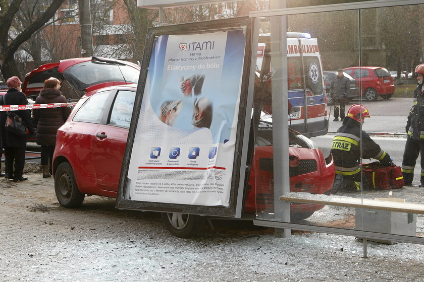 Auto wjechało w przystanek. Dwie osoby w szpitalu