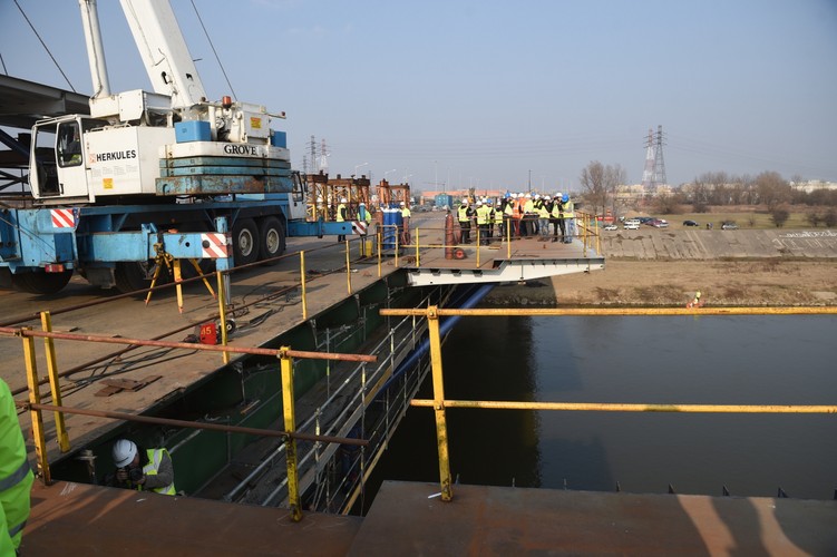 Prace nad poszerzaniem mostu trwały 12 miesięcy. <br><br> Fot. (zuz) PAP/Radek Pietruszka