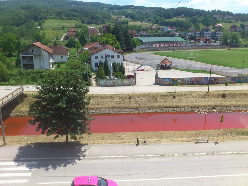 Inspekcije ispituju zbog čega je reka bila crvene boje