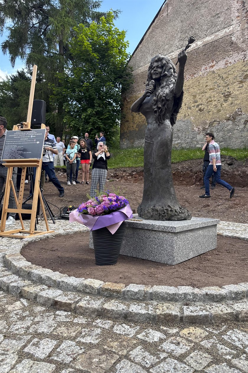 Odsłonięcie pomnika Violetty Villas w Lewinie Kłodzkim.