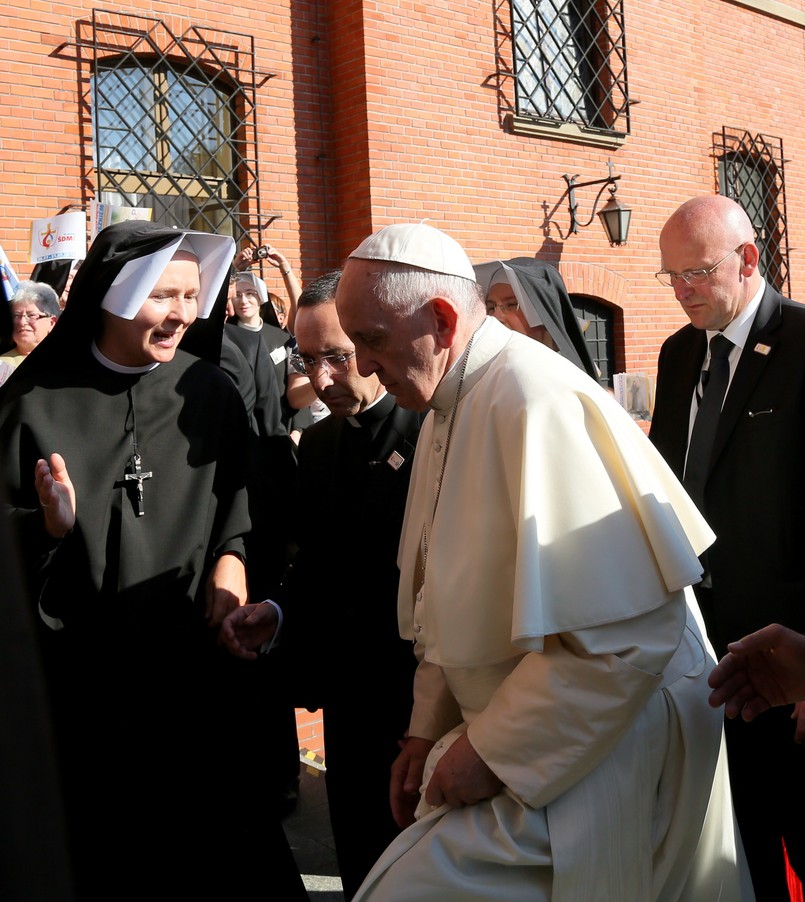 Papież Franciszek przed kaplicą siostry Faustyny w Sanktuarium Bożego Miłosierdzia w krakowskich Łagiewnikach.