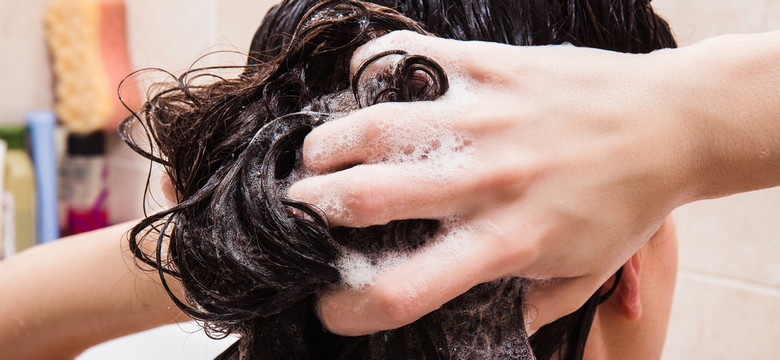 Częsty błąd przy myciu włosów. Przez to szybciej się przetłuszczają