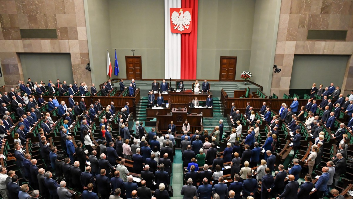 Parlament ma przyjąć nowatorskie przepisy eliminujące sklepy z substancjami psychoaktywnymi z ulic polskich miast - pisze dzisiaj <a rel="nofollow" href="https://www.rp.pl/Dopalacze/308199929-Sejm-wymierza-cios-w-dopalacze.html" id="b3ce0446-92d9-44d8-b490-9145dd6bf2ac" data-link-role-code="none">"Rzeczpospolita”.</a>