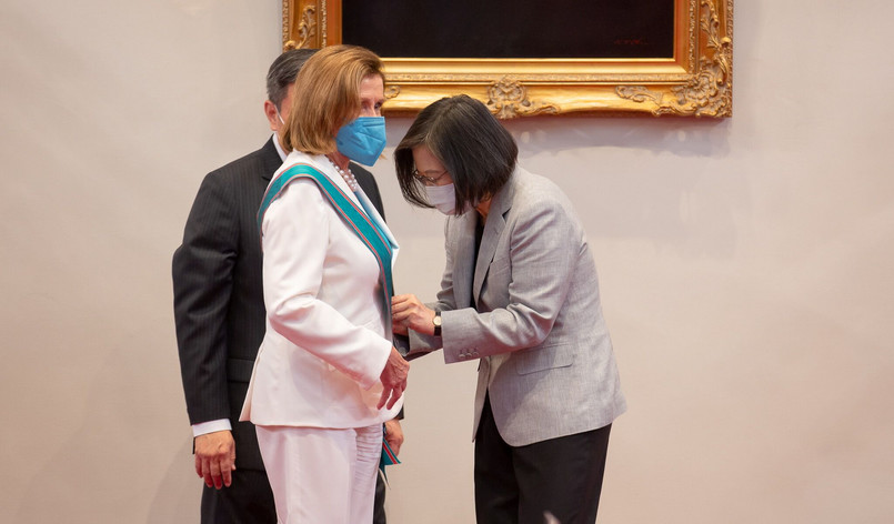 Prezydent Tsai Ing-wen (P) i Nancy Pelosi (L)