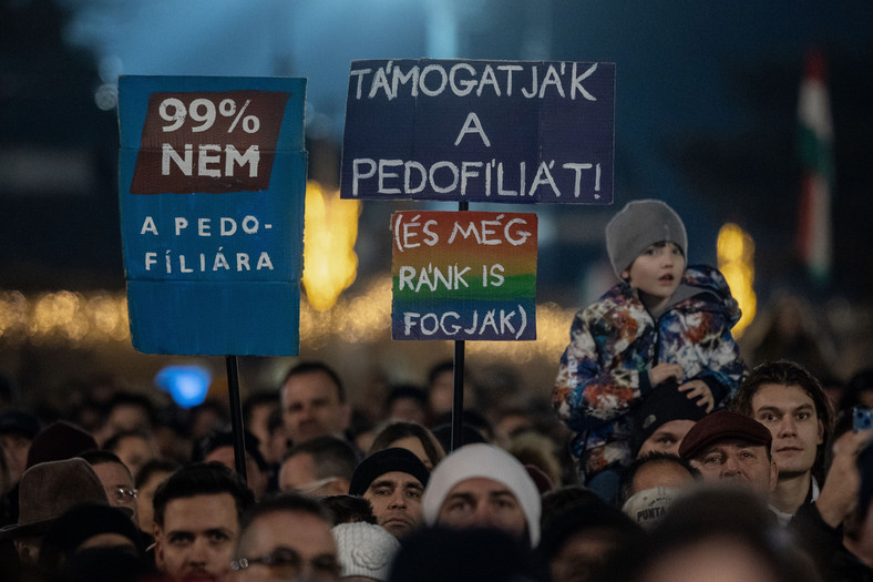 Protestujący trzymający transparenty podczas demonstracji w Budapeszcie, 16 lutego 2024 r.