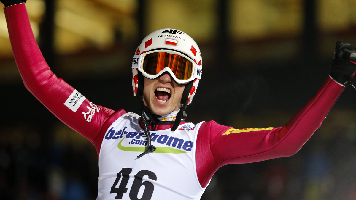 Kamil Stoch został mistrzem świata w skokach narciarskich na dużej skoczni (HS-134) we włoskim Predazzo. Polak prowadził już po pierwszej serii, z przewagą aż 4,9 pkt nad drugim Peterem Prevcem. Drugim skokiem na odległość 130 m przypieczętował swoją dominację w czwartkowym konkursie mistrzostw świata. Polskie media błyskawicznie oszalały na punkcie następcy Adama Małysza.