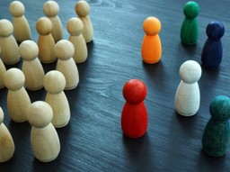 Brak waloryzacji 500 plus i świadczeń rodzinnych doprowadził do wzrostu skrajnego ubóstwa dzieci [WYWIAD]