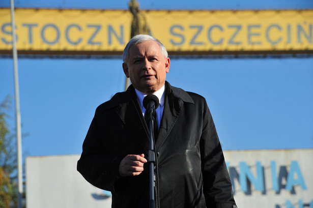 Prezes PiS Jarosław Kaczyński podczas swojego wystąpienia pod bramą nieistniejącej Stoczni Szczecińskiej, PAP/Marcin Bielecki