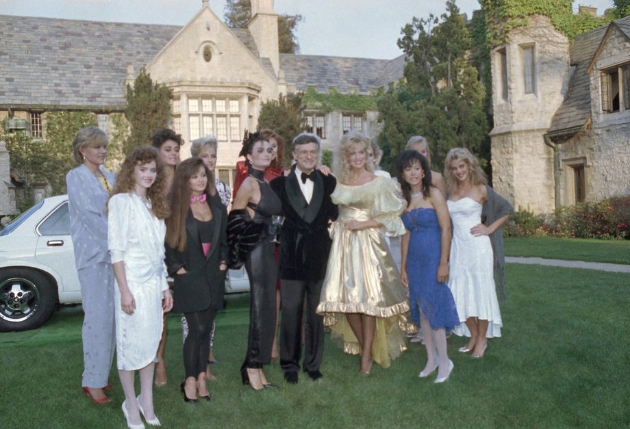 Hugh Hefner i króliczki w 1986 roku. Dom ma aż 29 pomieszczeń.