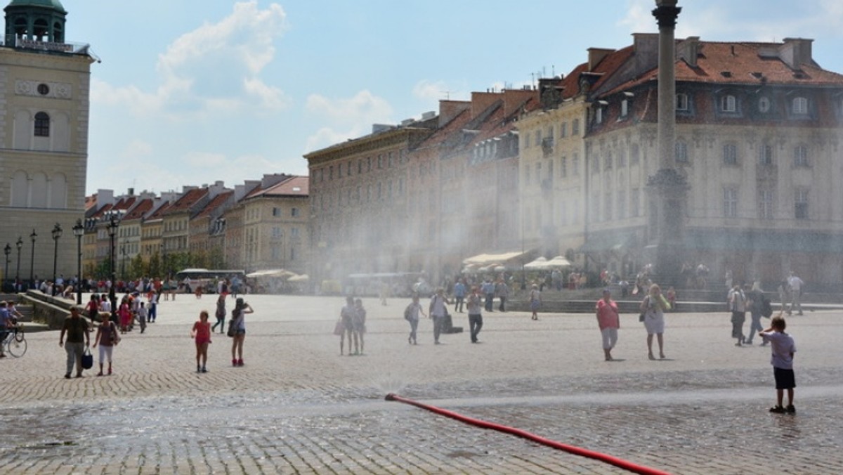 Nawet 35 stopni Celsjusza może osiągnąć temperatura powietrza w Warszawie w najbliższych dniach. Tak prognozują synoptycy z IMiGW. Stołeczny Ratusz zapowiada ustawienie po raz kolejny kurtyn wodnych w najbardziej ruchliwych miejscach miasta i radzi, jak zachowywać się podczas takiej pogody.